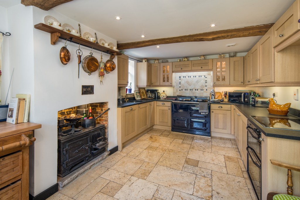 Lot: 108 - CHARMING COTTAGE WITH SELF-CONTAINED ANNEXE, GARDENS AND GARAGE - Fitted Kitchen with Aga